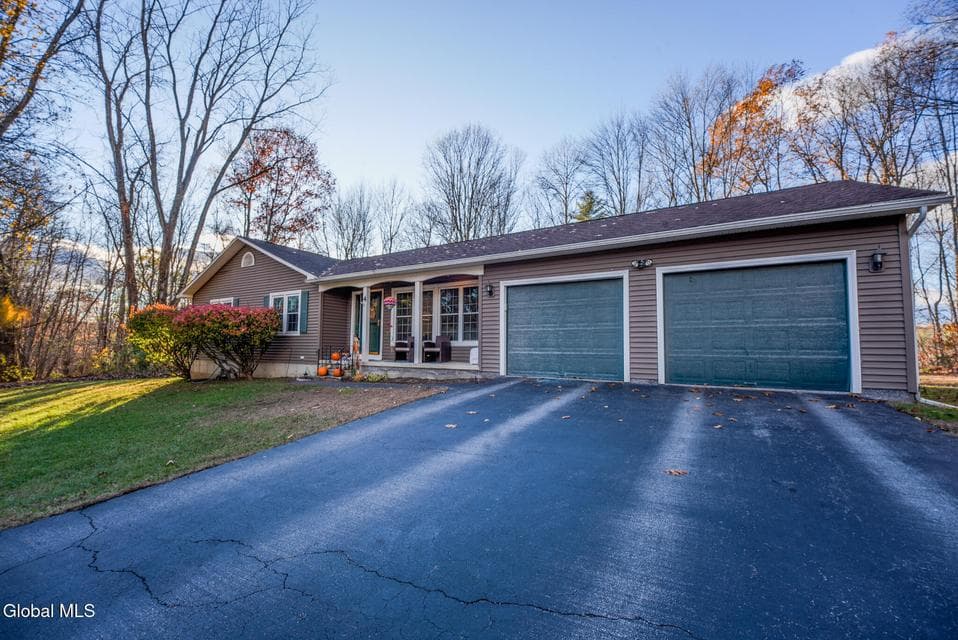 4 Hobbs Lane, Moreau, NY, photo 3