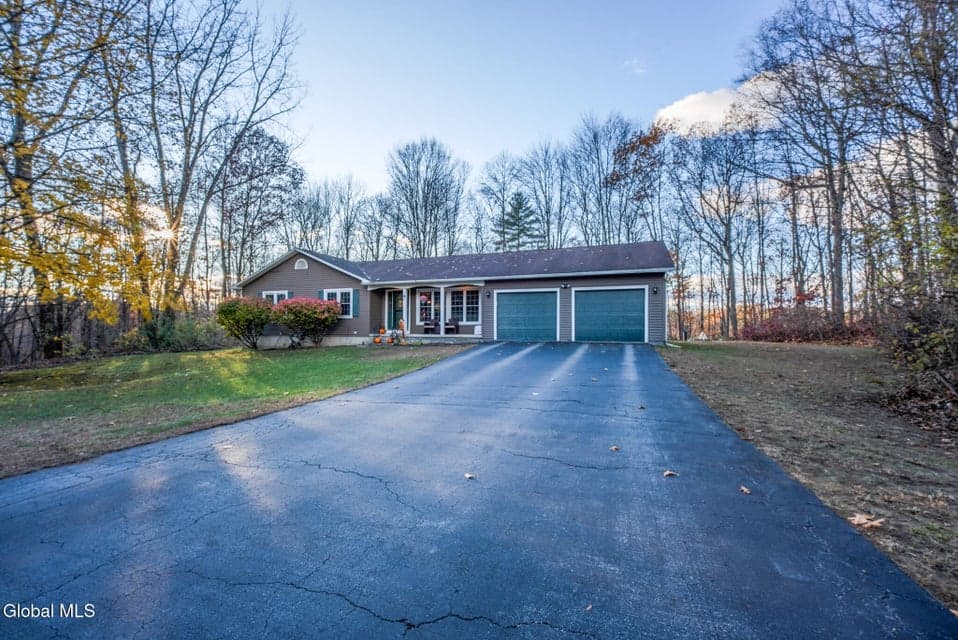 4 Hobbs Lane, Moreau, NY, photo 4