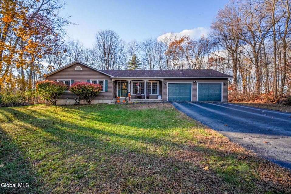 4 Hobbs Lane, Moreau, NY, photo 1