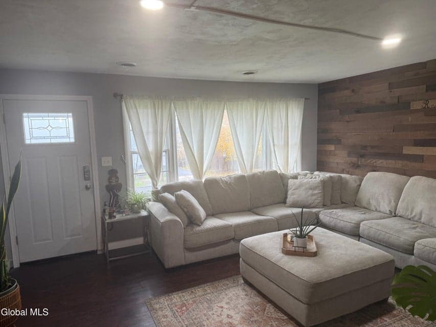 752 7th Avenue, photo 3