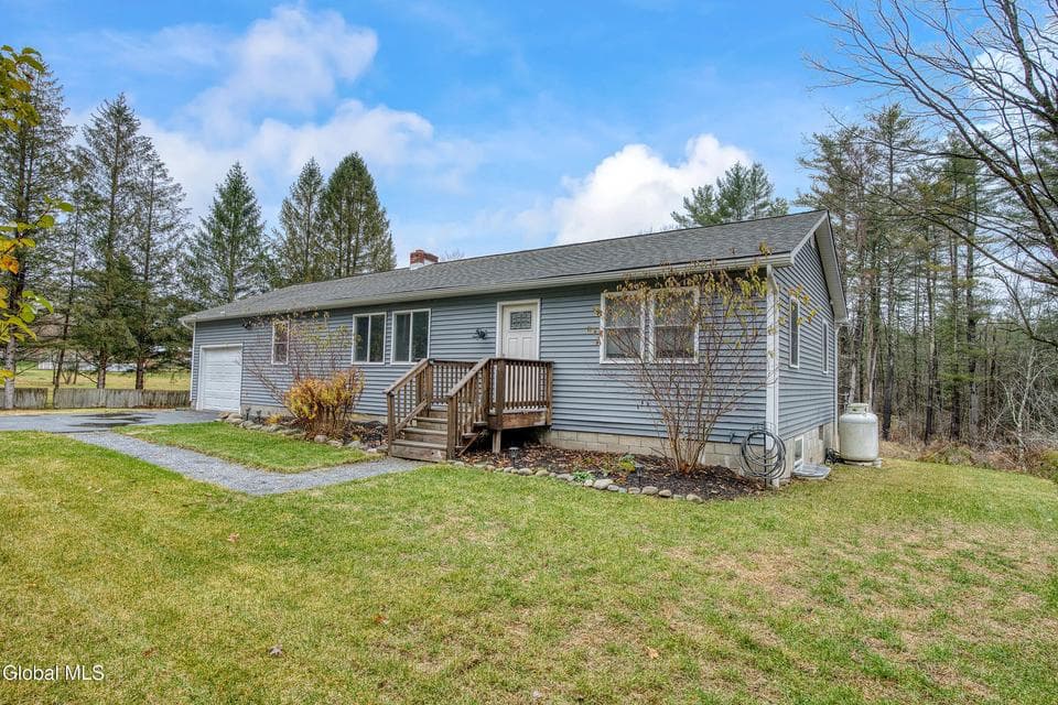 547 Middle Grove Road, photo 1