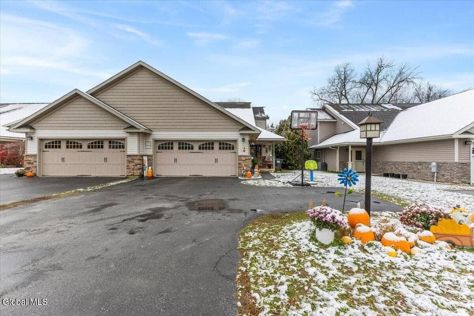 949 Hudson Avenue, photo 1