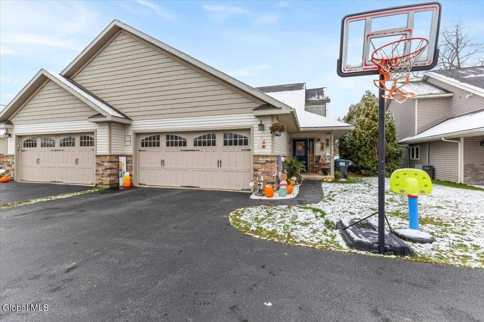 949 Hudson Avenue, photo 2