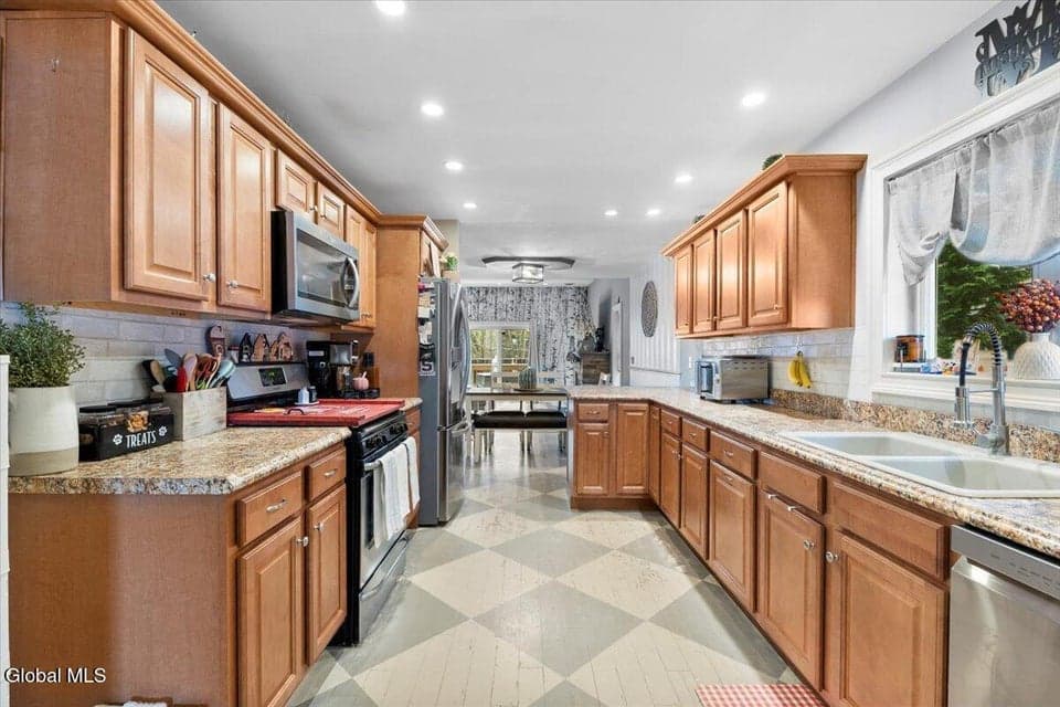 949 Hudson Avenue, photo 5