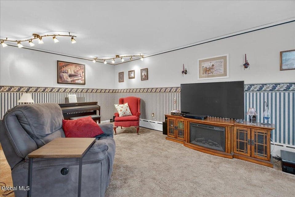 102 S Crystal Street, photo 5