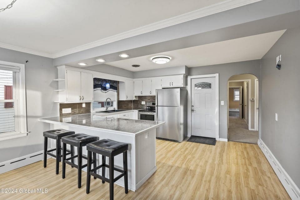 41 Saratoga Avenue, photo 4