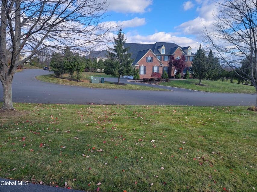 4 Hilander Drive, photo 3