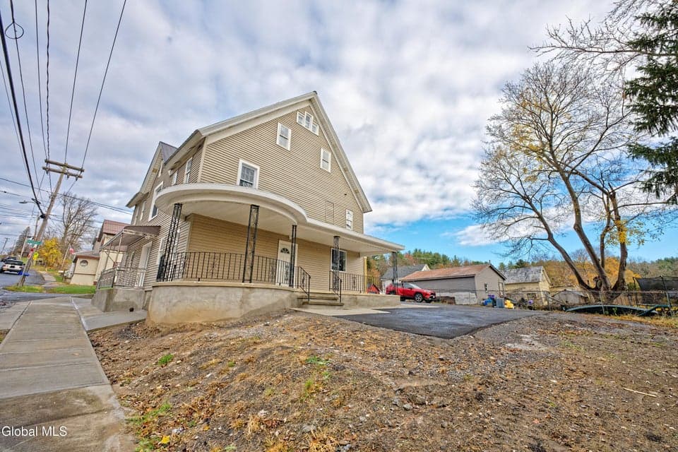 2 Cemetery Street, photo 2