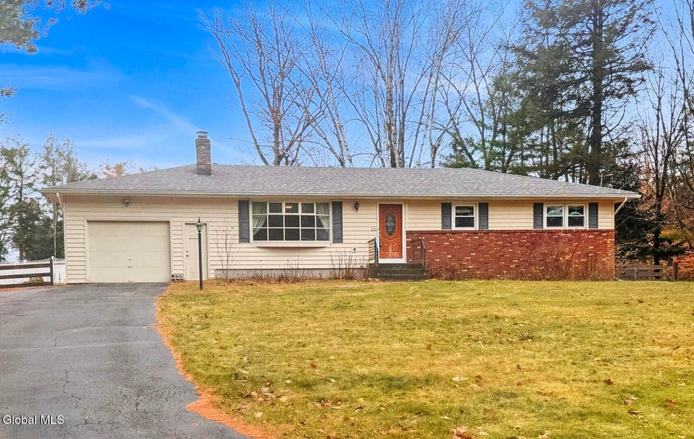 102 Edgewood Drive, photo 1