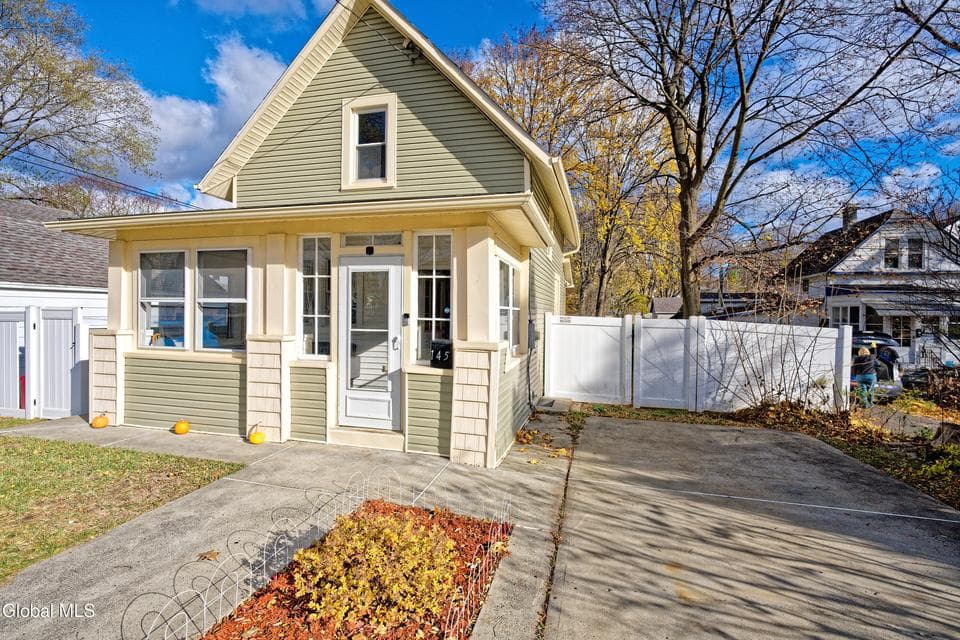 145 Berkshire Boulevard, photo 1