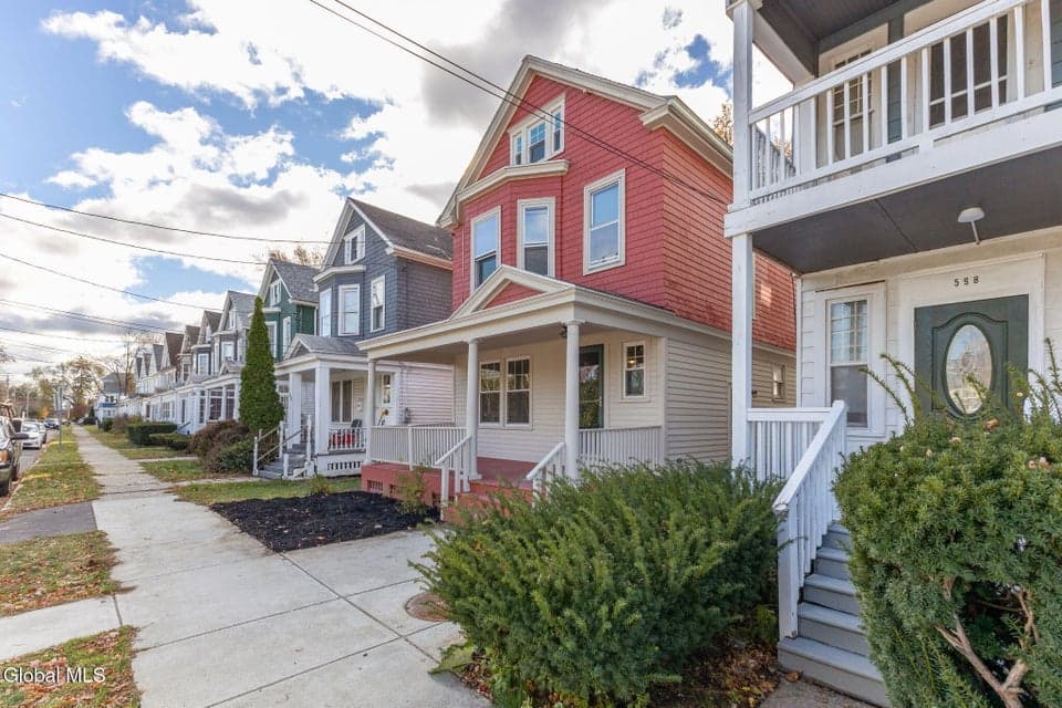 596 Morris Street, photo 3