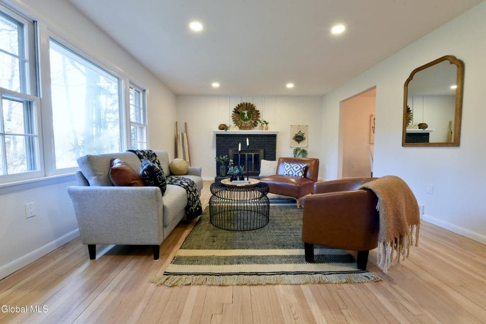 871 Maxwell Drive, photo 3