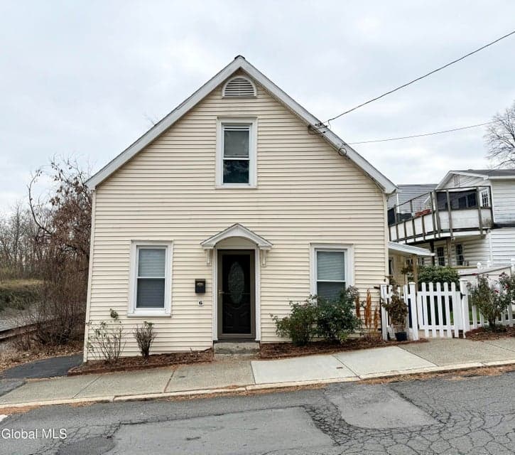 6 Spring Street, photo 1