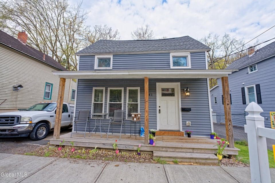 941 6th St Street, photo 1