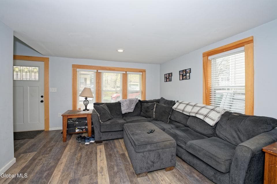 941 6th St Street, photo 2