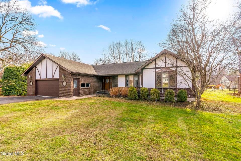 722 Feura Bush Road, photo 1