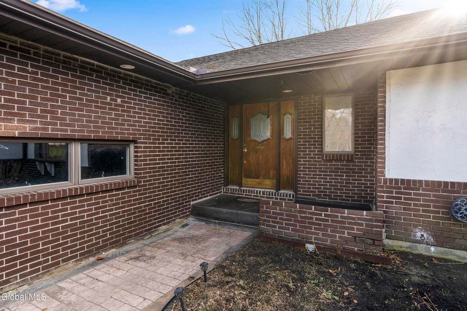 722 Feura Bush Road, photo 2
