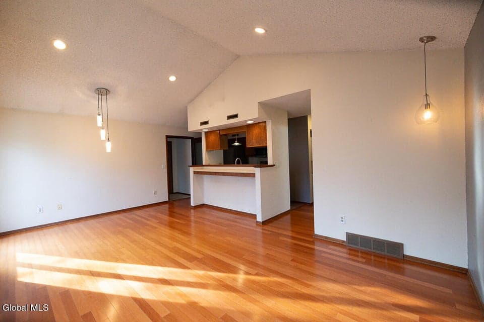 208 Yorktown Drive, photo 5