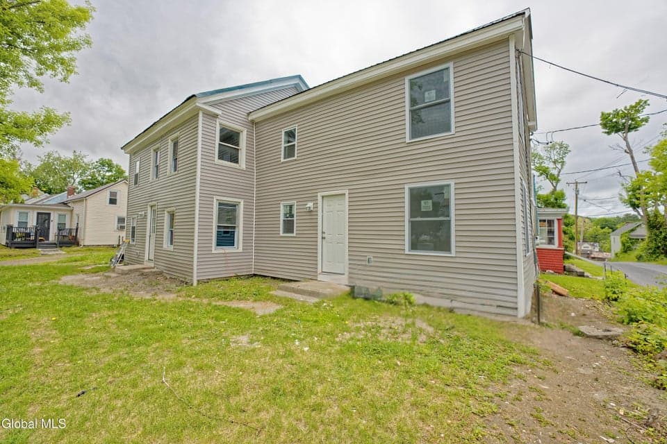 99 Railroad Avenue, photo 2