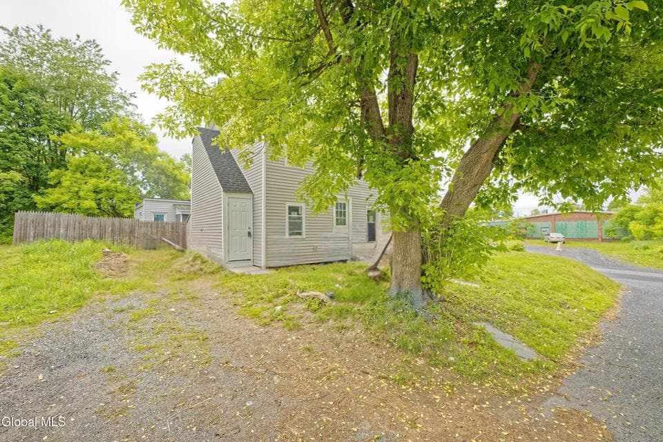 99 Railroad Avenue, photo 3