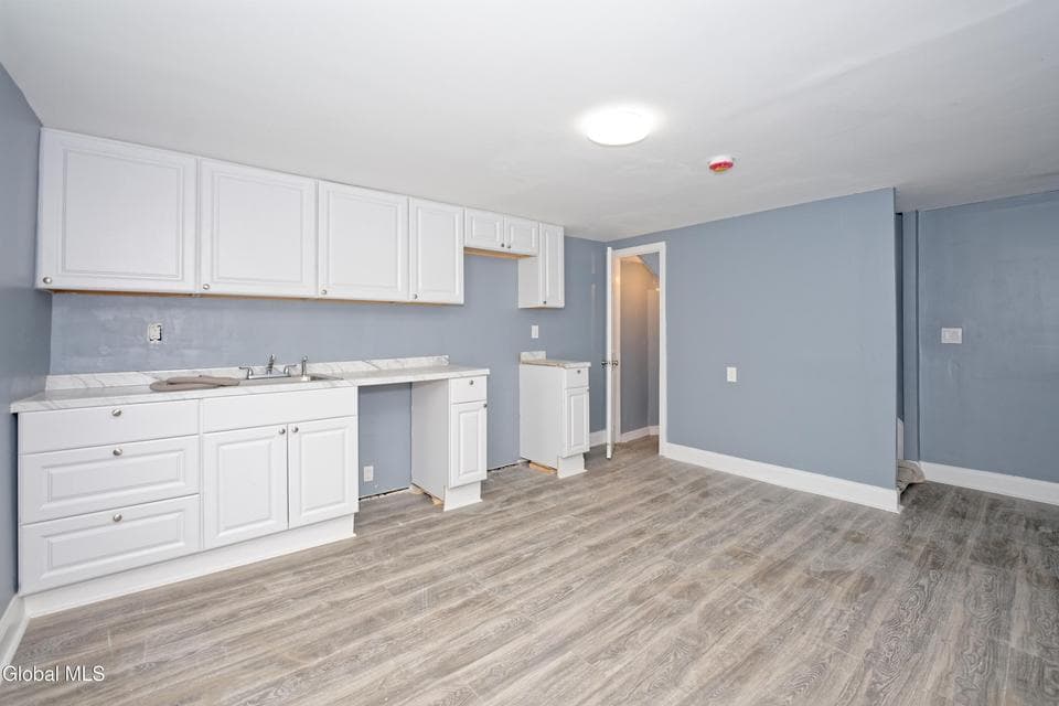 99 Railroad Avenue, photo 4
