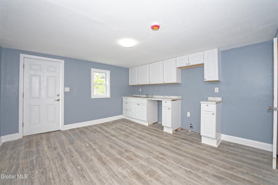 99 Railroad Avenue, photo 5