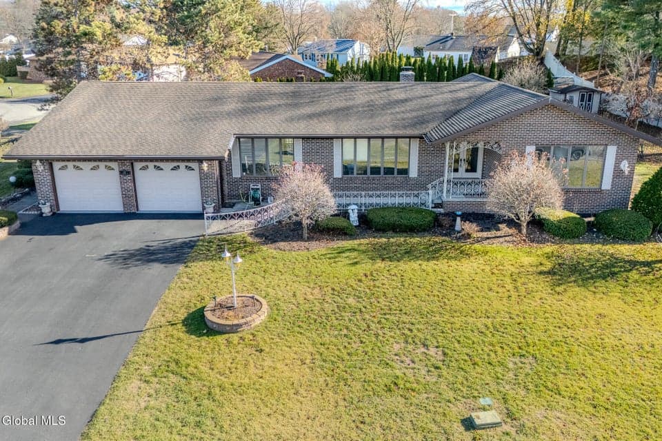 15 Huntleigh Drive, photo 1