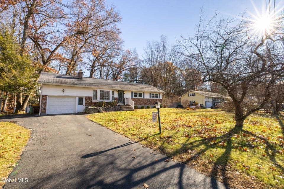 135 Juniper Drive, photo 2