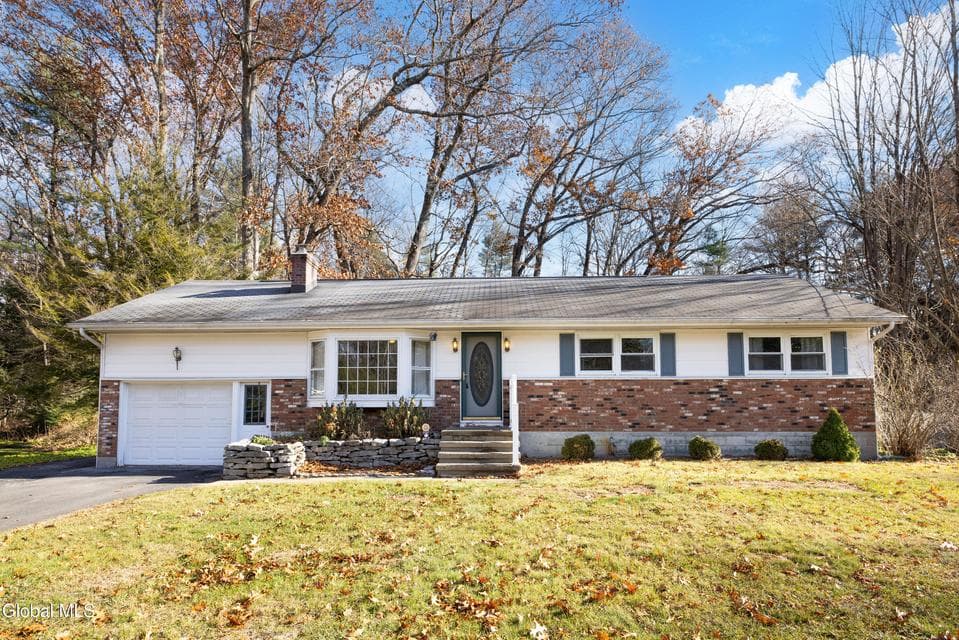 135 Juniper Drive, photo 3