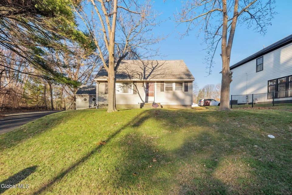 829 Troy-Schenectady Road, photo 1