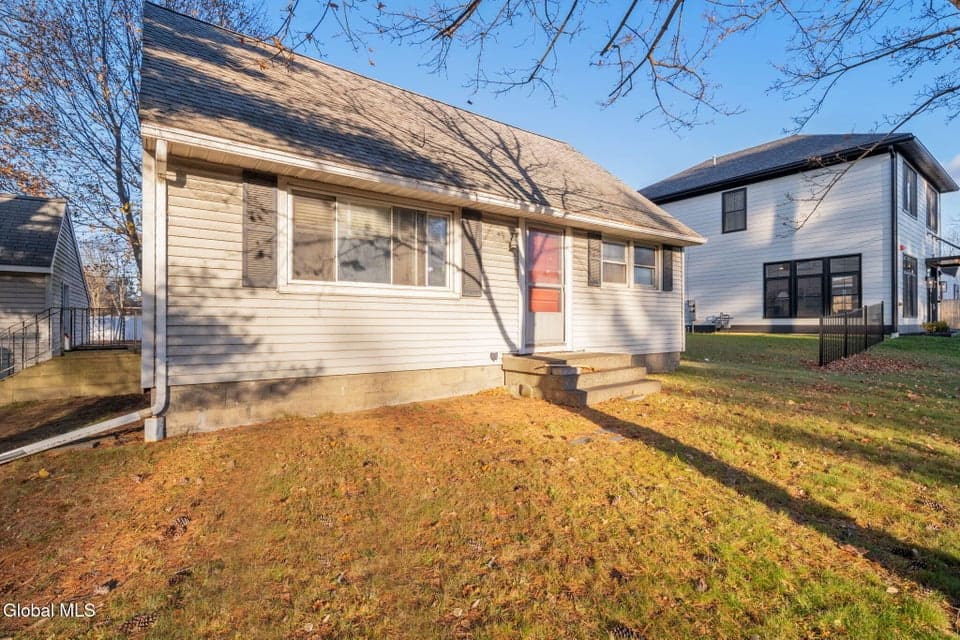 829 Troy-Schenectady Road, photo 3