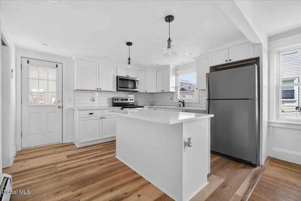 204 Columbia Street, photo 2