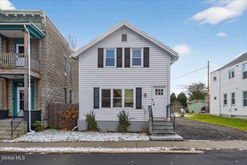 204 Columbia Street, photo 1