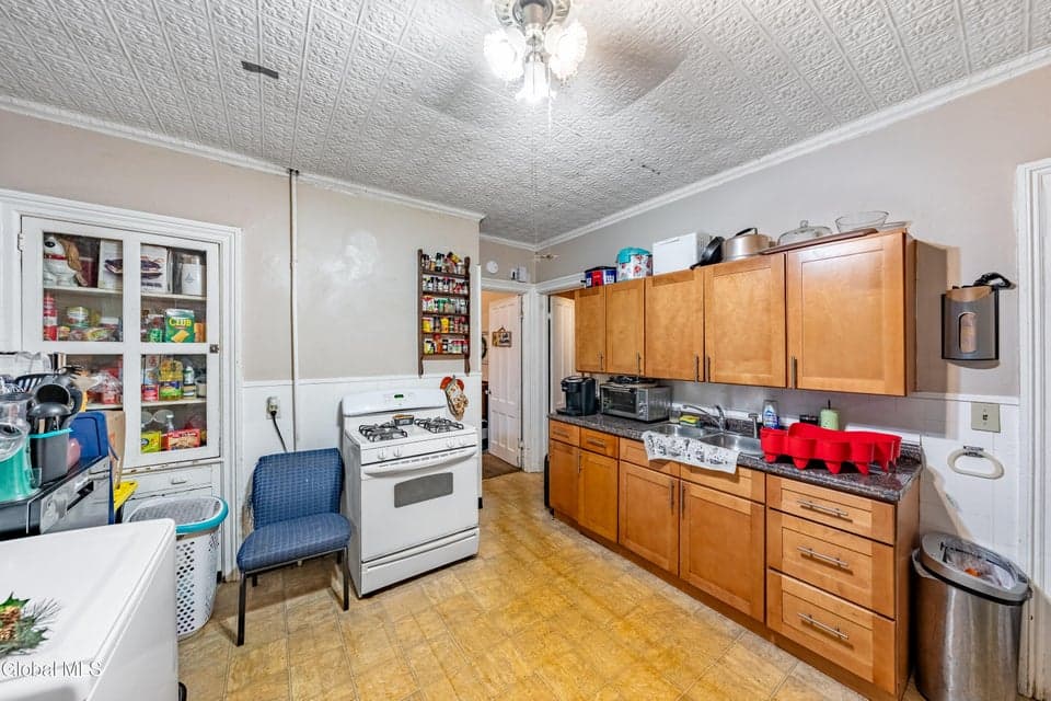 585 6th Avenue, photo 3