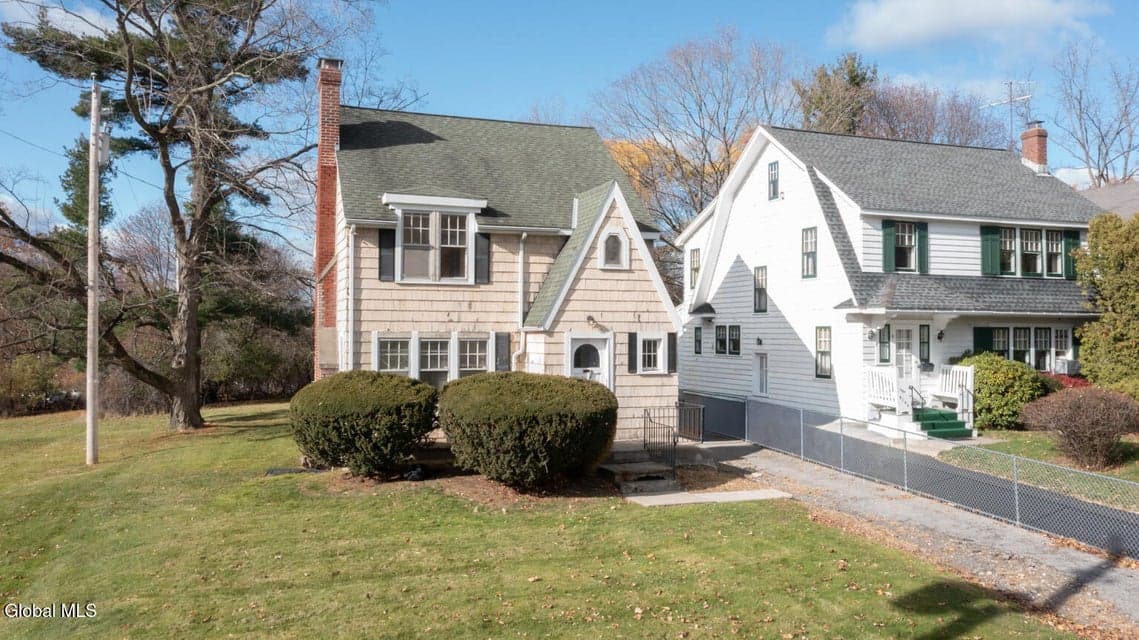 2107 Burdett Avenue, photo 2
