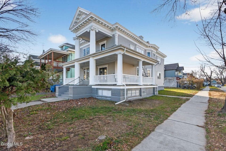 42 Ten Eyck Avenue, photo 2