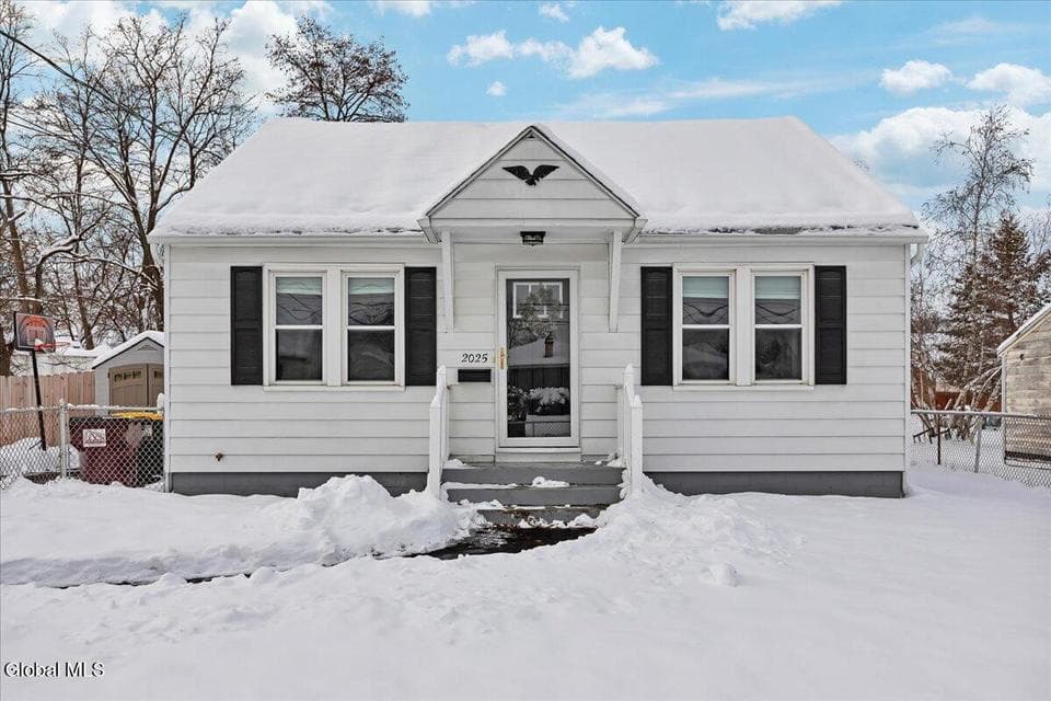 2025 Greenpoint Avenue, photo 1