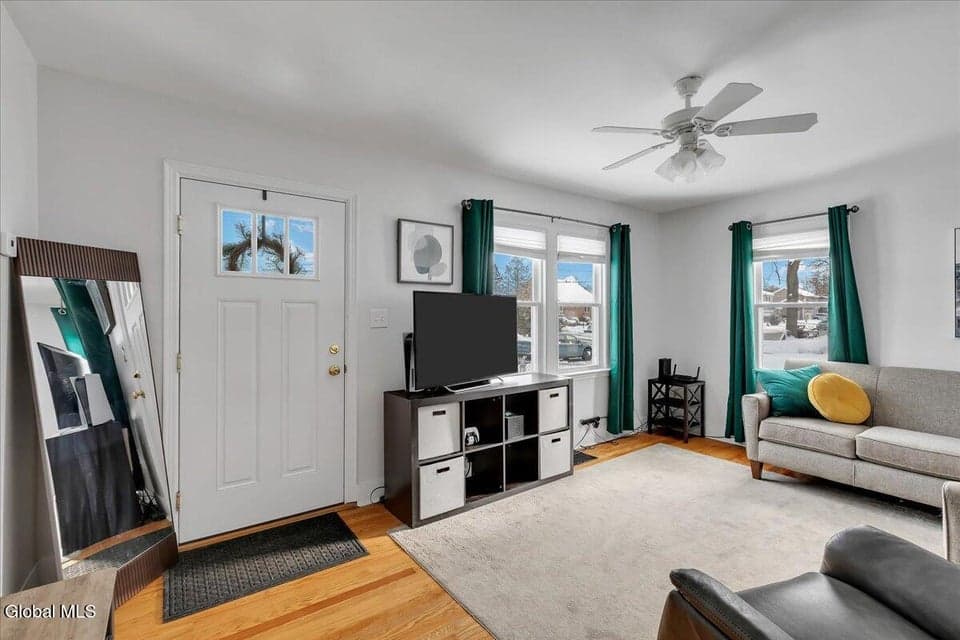 2025 Greenpoint Avenue, photo 2