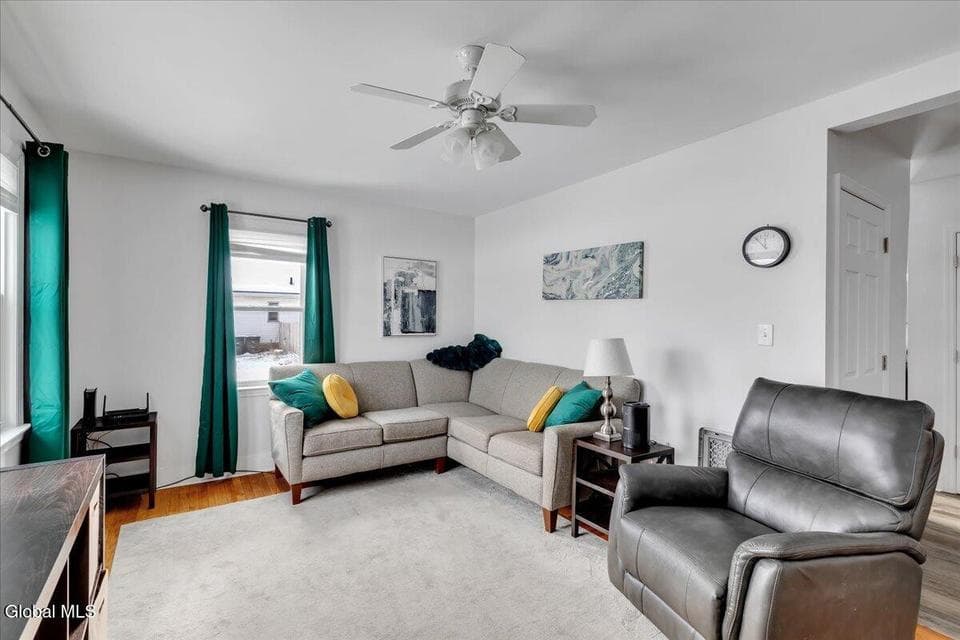 2025 Greenpoint Avenue, photo 3