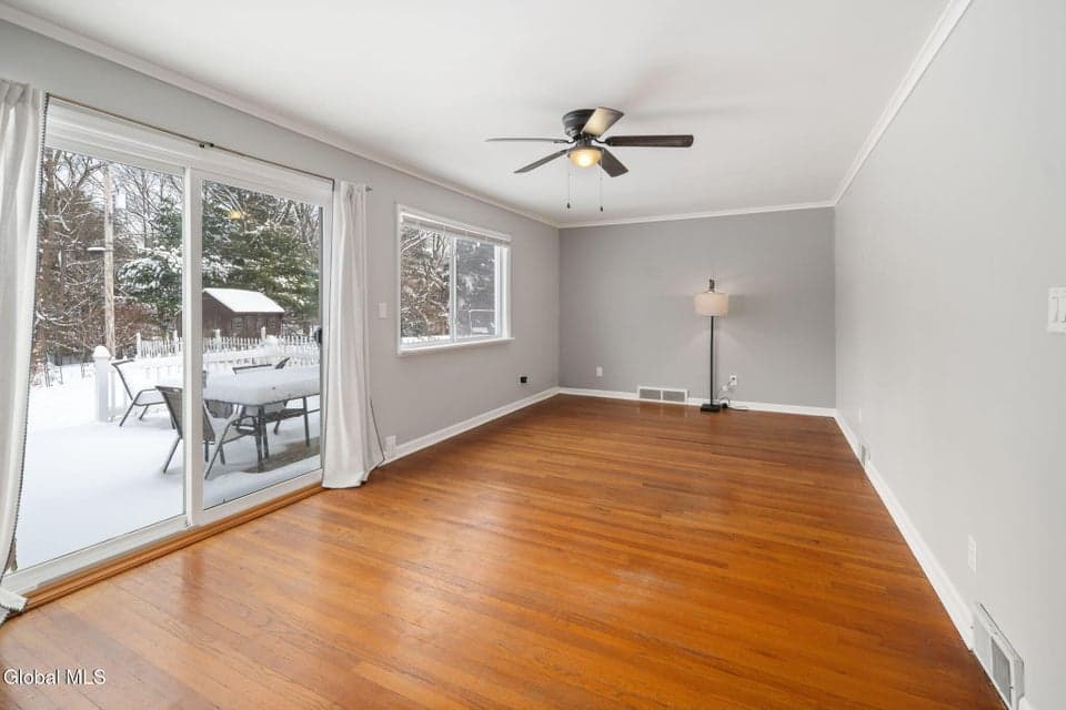 13 E Saint Stephens Lane, photo 2