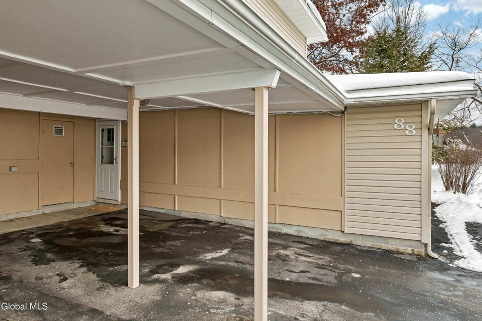 88 Yorkshire Drive, photo 3
