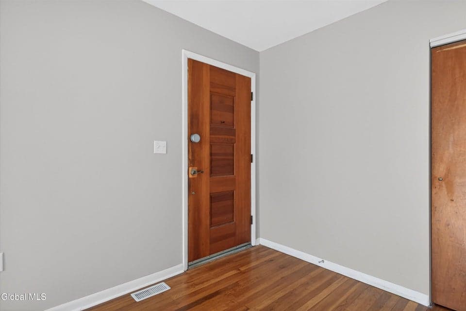 733 Hudson River Road, photo 3