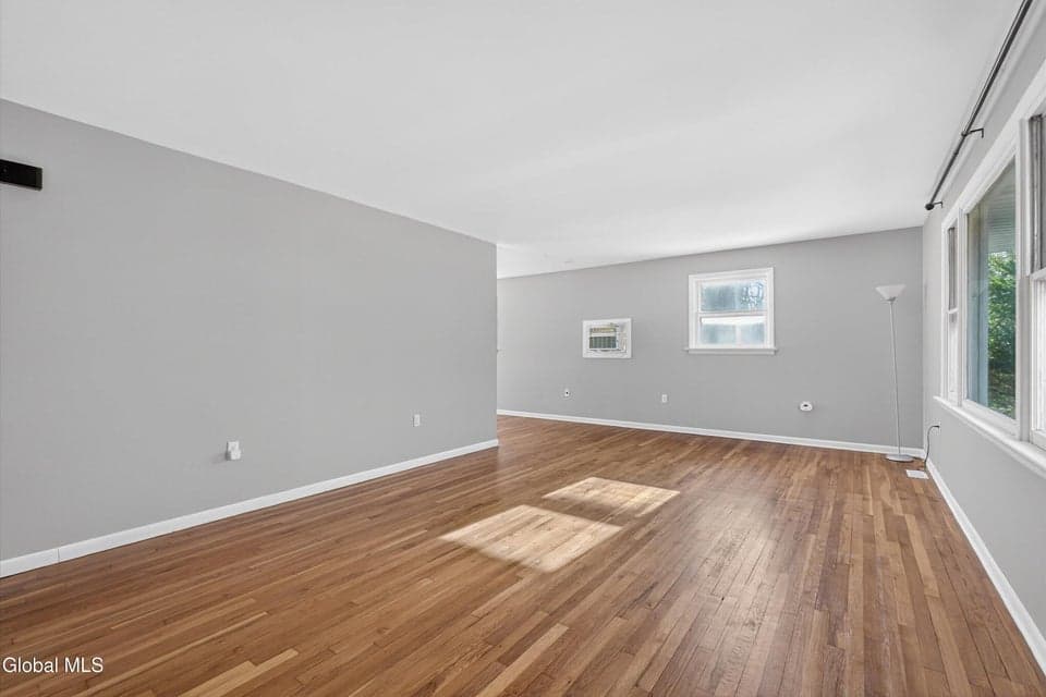 733 Hudson River Road, photo 4