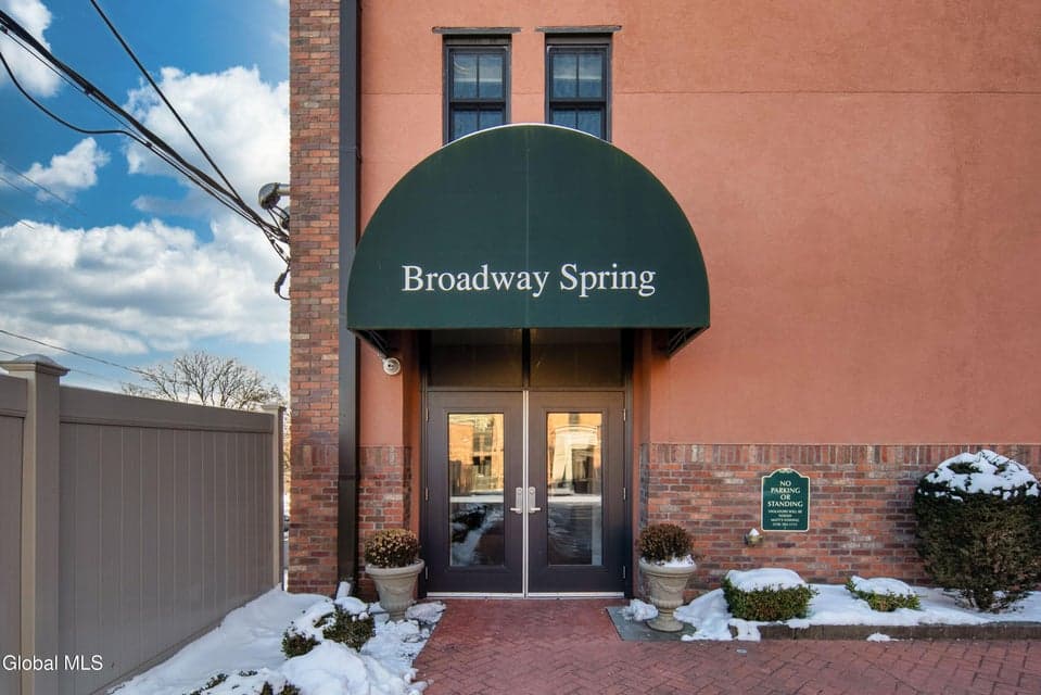 5 Spring Street, photo 2