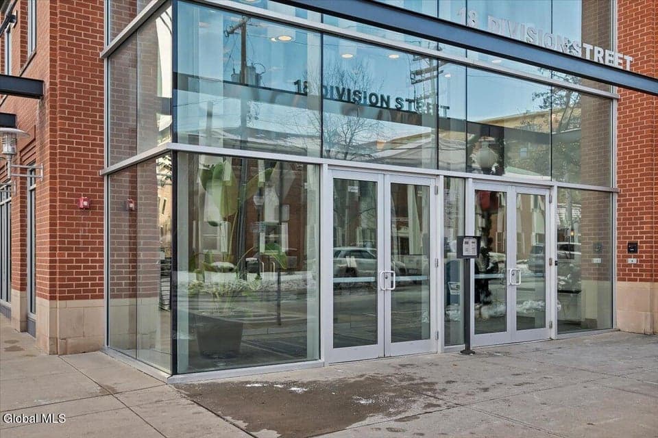 18 Division Street, photo 2