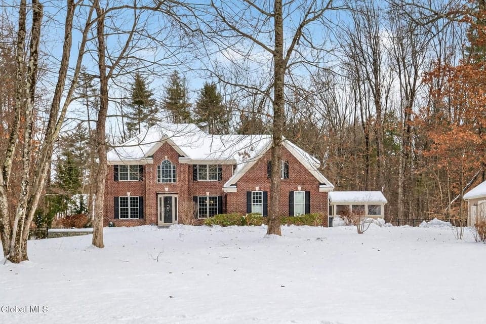 28 Winding Brook Drive, photo 1