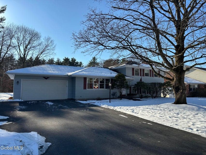 114 Dumbarton Drive, photo 1