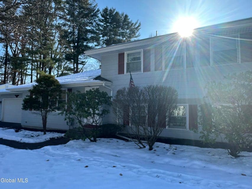 114 Dumbarton Drive, photo 2