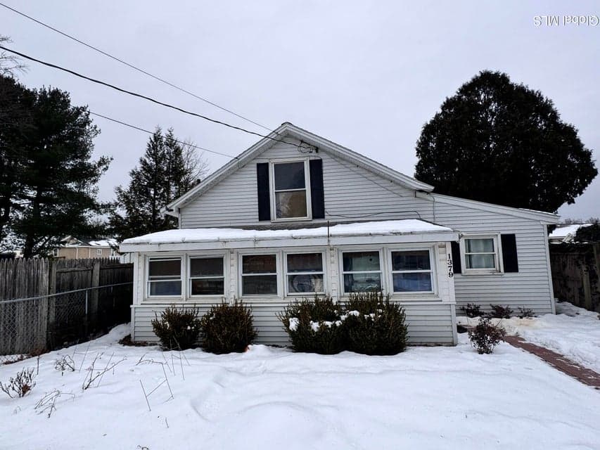 1379 Evergreen Avenue, photo 1