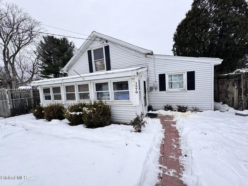 1379 Evergreen Avenue, photo 2